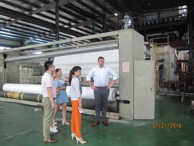 澳大利亞客商來廠考察,選擇&ldquo;建益&rdquo;膨潤土防水毯制品