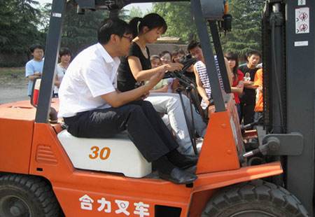 白銀叉車操作證考取指南 難度解析與智能搬運(yùn)車的藍(lán)海機(jī)遇